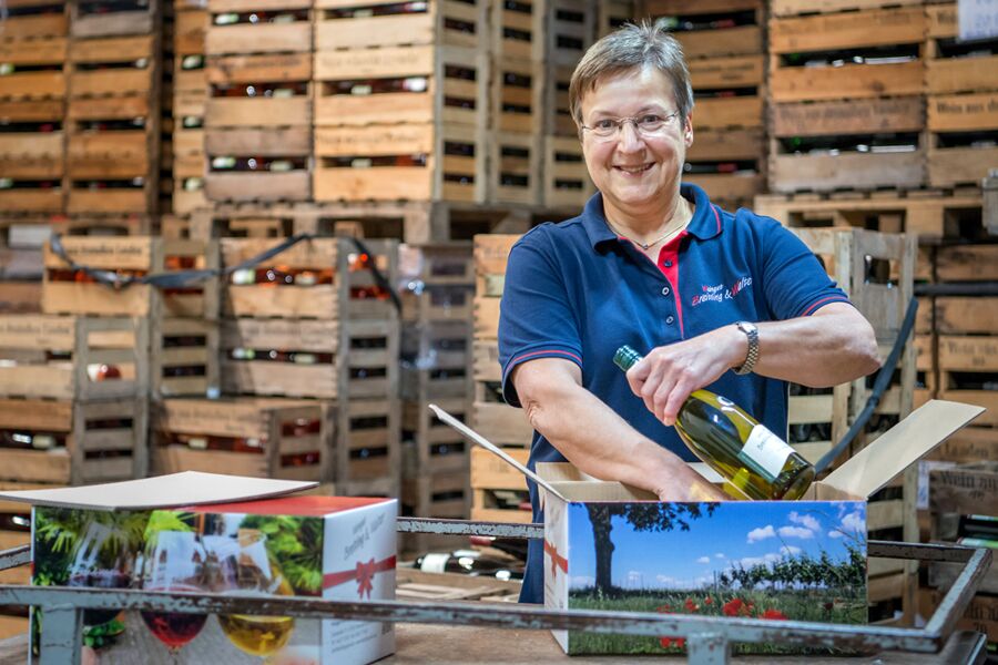Arbeiten im Weinkeller - Versandvorbereitung